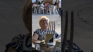 PLATO de PASTA ENORME con CUBIERTOS GIGANTES 🍝🍴 CÁMARA OCULTA | #comida #humor #comedia #shorts