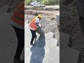 o chinês trabalha com pedras pesadas na pavimentação de ruas, parques e áreas de lazer
