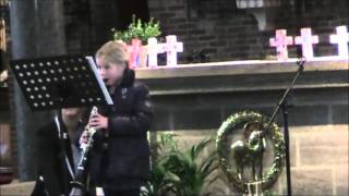 Jet Op Klarinet Tijdens De Paasviering Van Haar School