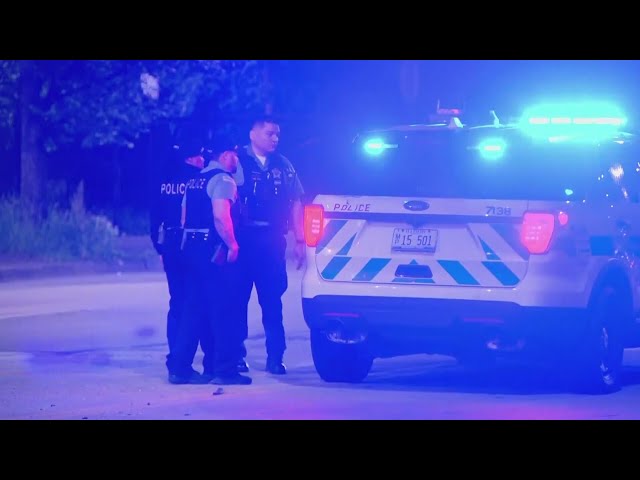 Man shoots himself during police standoff on South Side, SWAT deployed class=