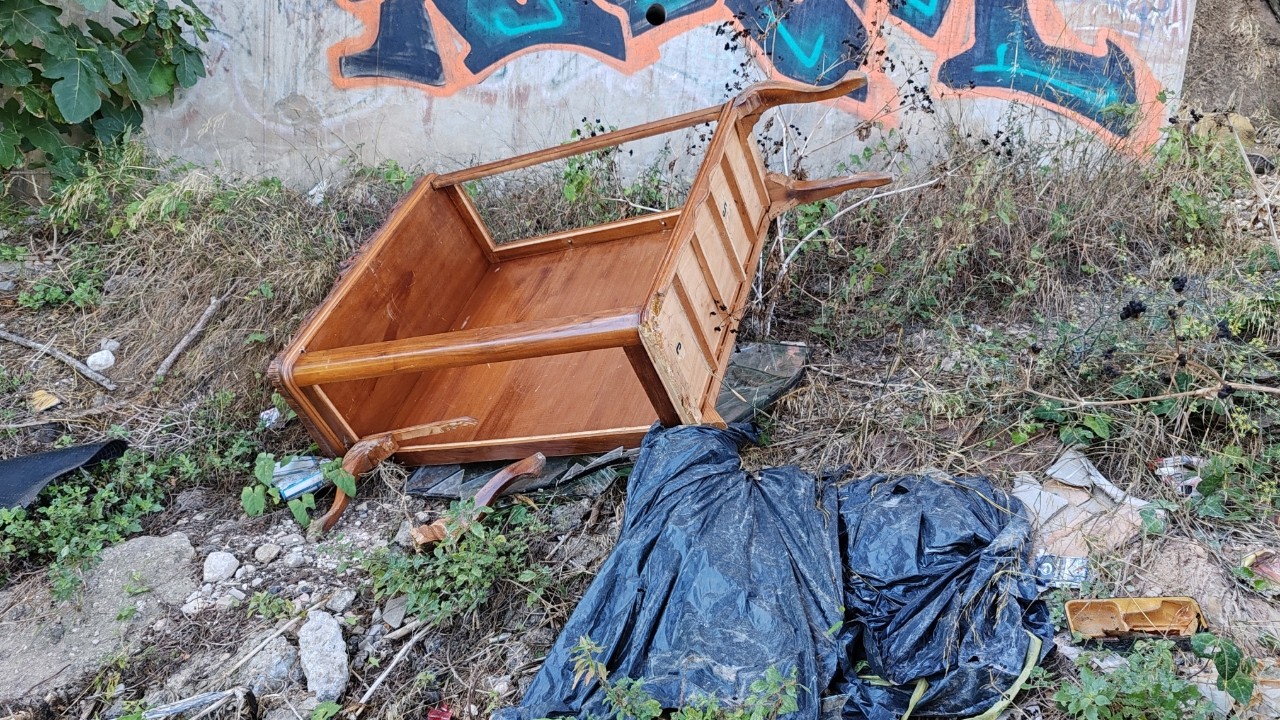 отходы превращаются в сокровища. фантастический шкаф-витрина