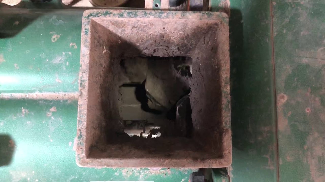 陶芸講座 土練機の紹介です。 - YouTube