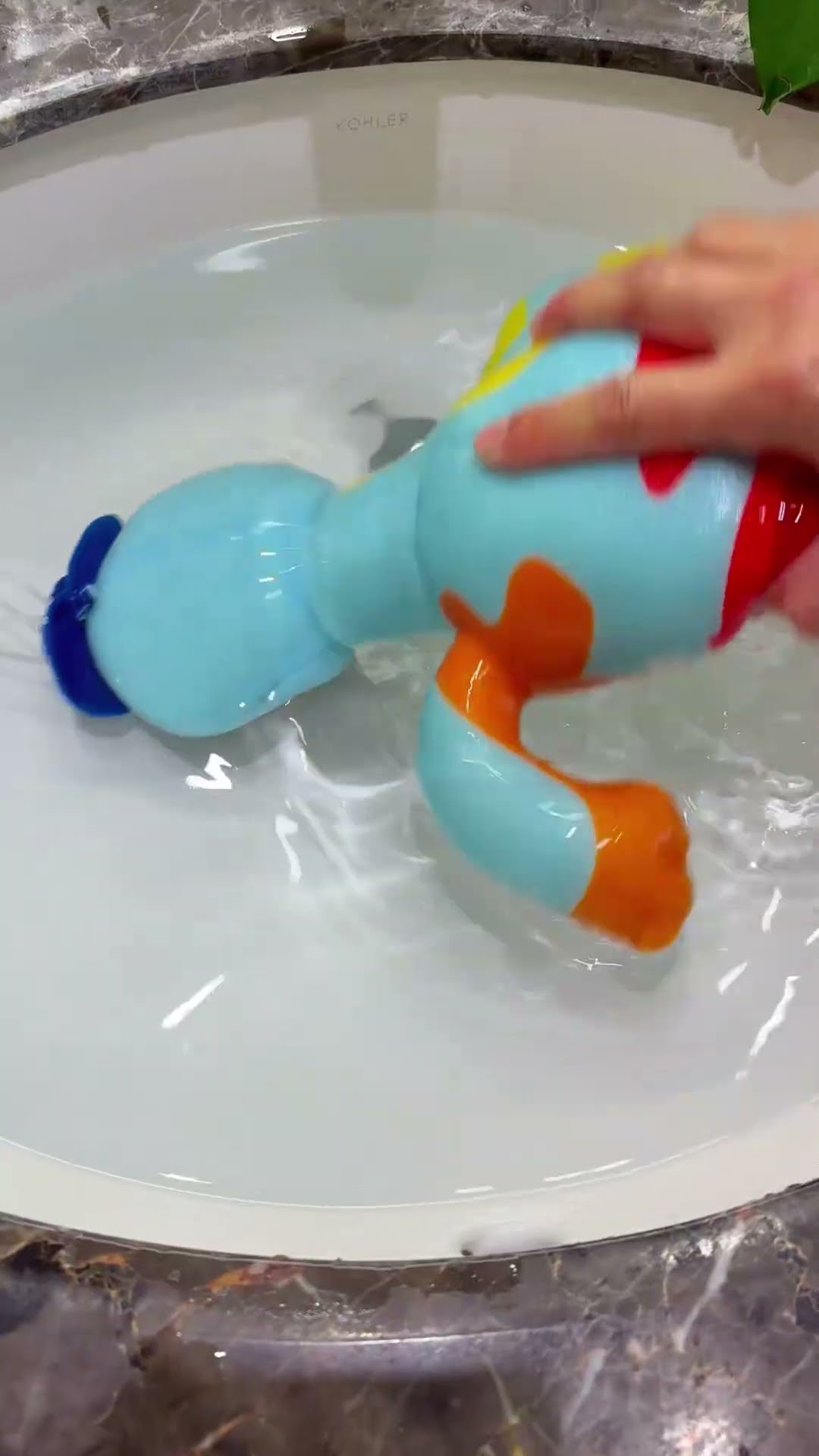 Doey sings happy song underwater