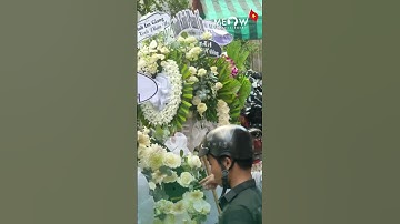 Trung Lùn chăm chú chỉnh lại hoa chia buồn của NSƯT Hoài Linh tại tang lễ cố NSƯT Ngọc Trinh