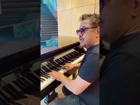 فيديو حصري ملك الراي الشاب خالد يعزف على البيانو لا يفوتك 