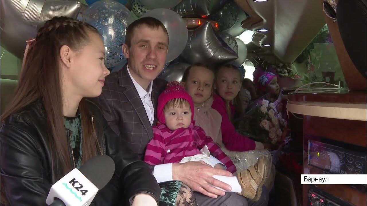 Барнаул многодетная семья 13 детей. Семья брит барнаул многодетная. Многодетная семья 11 детей. Барнаул 11 ребенок. Многодетные семьи барнаула.