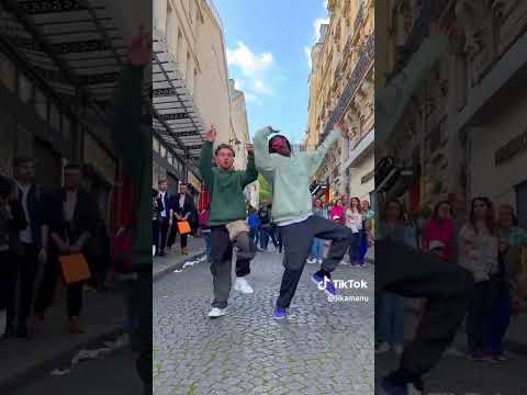 الشاب الزهواني على اغاني المنتخب الوطني