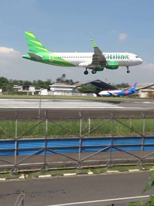Pesawat Citilink Landing di Bandara Husein Sastranegara Bandung 2023