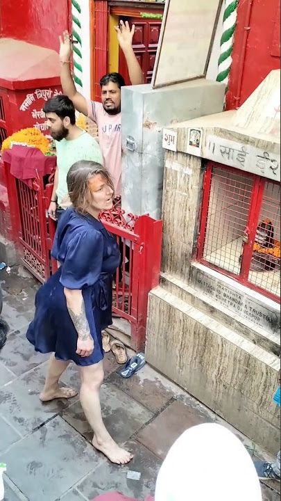 Russian Tourist got high on the streets of Banaras! #india #russian #highonlife #banaras