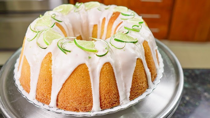 Tarta de frutas Bundt con glaseado de fondant blanco · Creative Fabrica