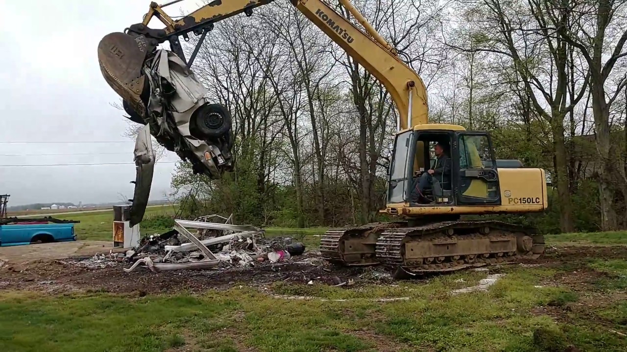 Destruction!!! Crushing a car with an excavator YouTube