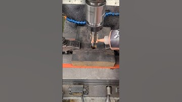 Peck Tapping 🎯 What is your favorite way to create threads?#machinist #engineering #satisfying #work