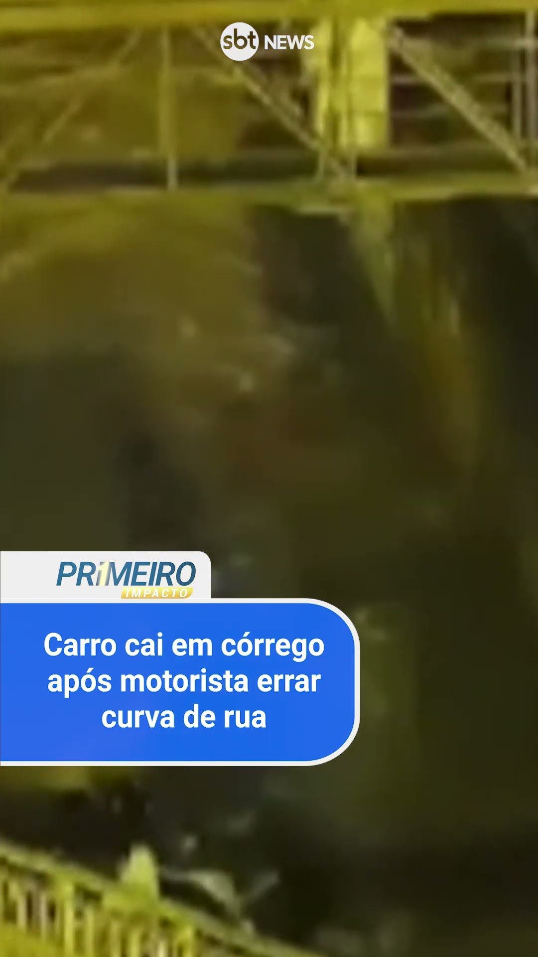 Flagra: Carro cai em córrego após motorista errar curva de rua