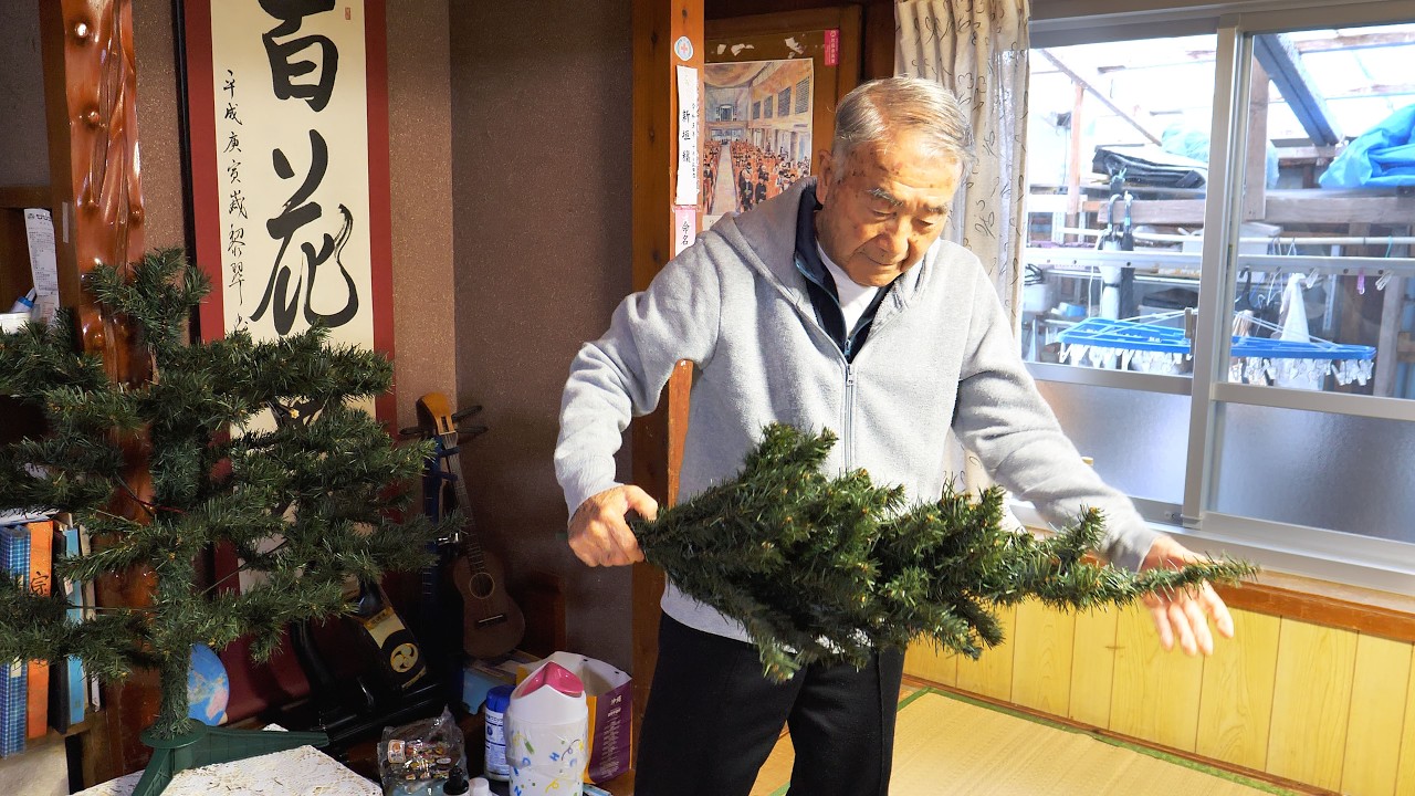 ８８歳沖縄おじぃのクリスマスツリー｜４０年つづく、静かなクリスマス支度