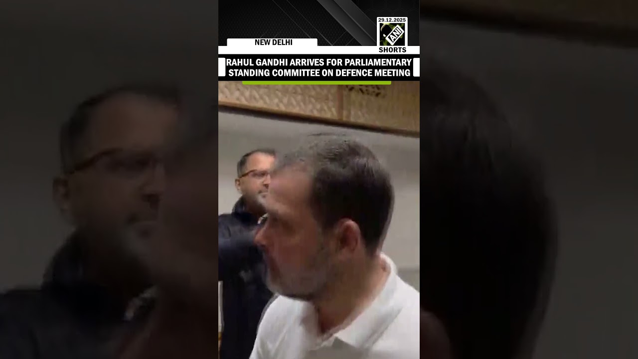 Депутат от партии Конгресс Рахул Ганди прибыл на заседание Постоянного парламентского комитета по...