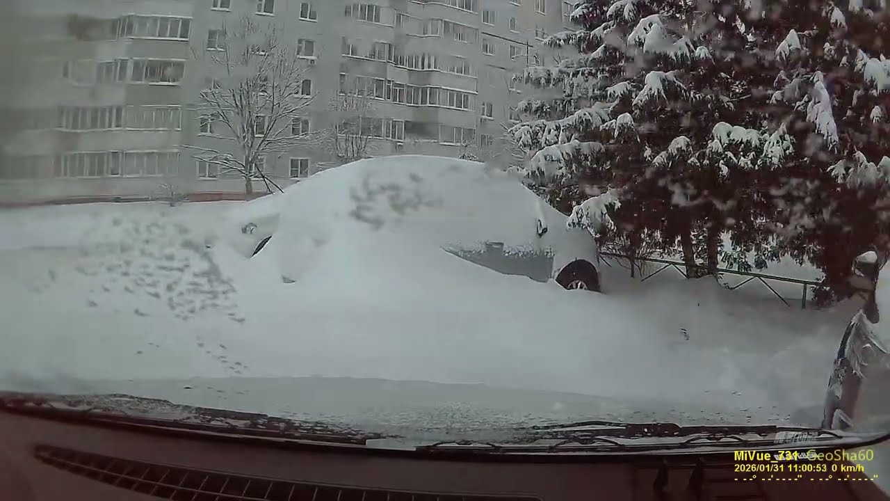 Зима 2026. Часть8. Идёт снег. Мы как то едем, фуры буксуют.