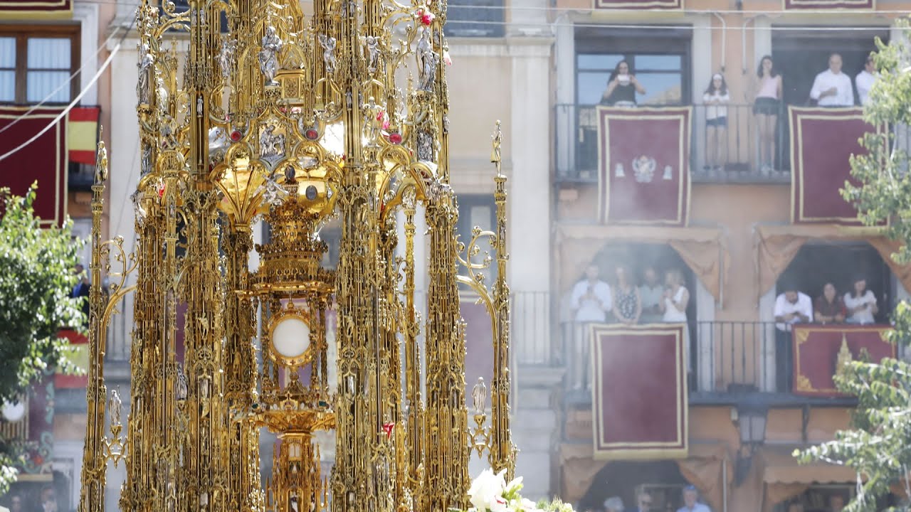 Miles de personas abarrotan Toledo para disfrutar del Corpus