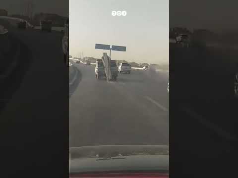 مقطع متداول يوثق شاحنة تحمل حمولة أسياخ حديد بطريقة مخالفة قد تتسبب في كارثة على الطريق