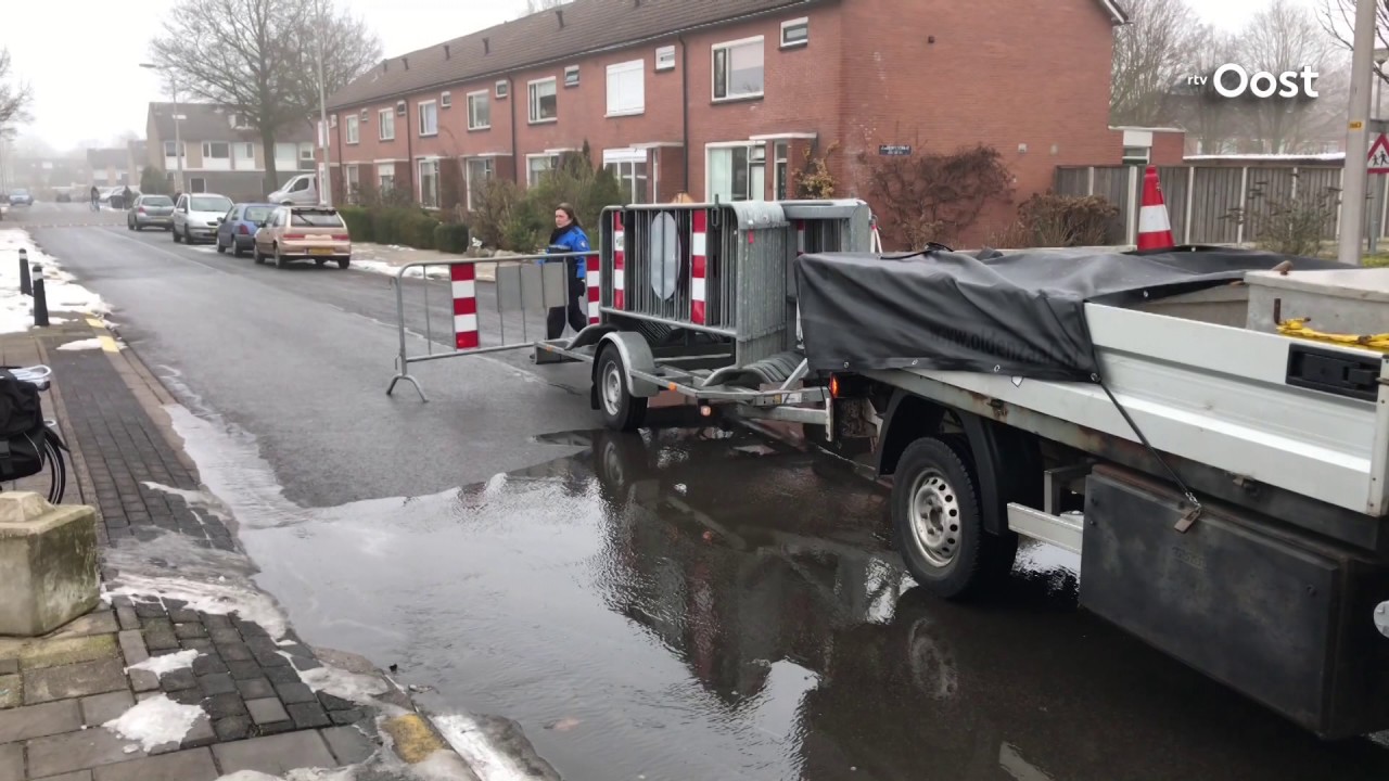 Waterleiding geknapt in Oldenzaal; straat stroomt over
