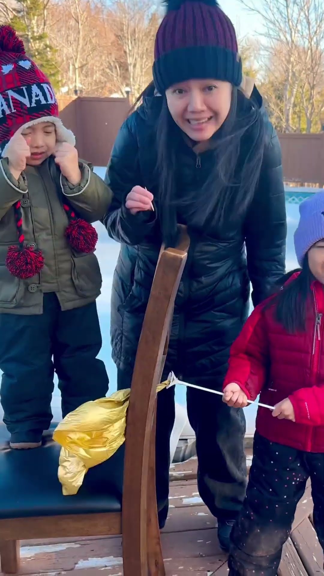 Mom solves crying baby brother and sister’s problem ??❤️???
