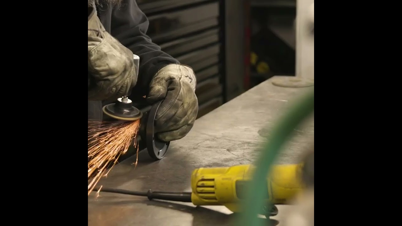 Scène Scintillante Dramatique D'un Soudeur Au Travail