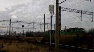 #Węglówka  ET41-025 luzem wjeżdża na tarnogórską grupę towarową.#20111202