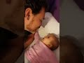 Папа поёт с двухмесячной дочей