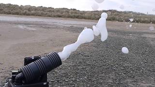 Large Smoke bubbles on the beach, machine pour fume en grosses bulles