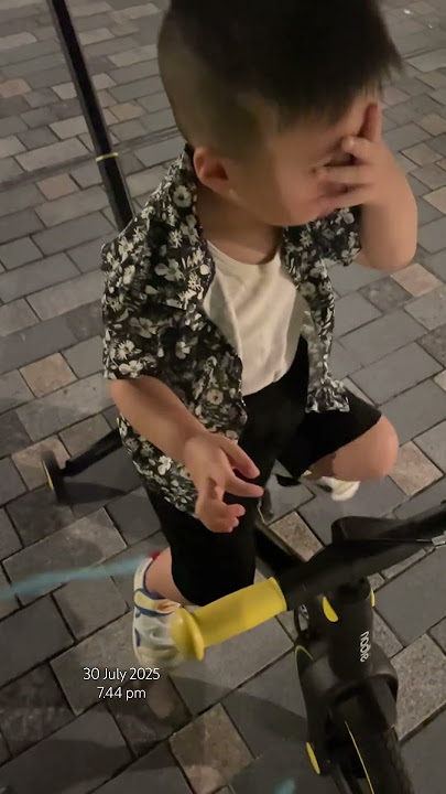 AT NIGHT 🤣 BUT BABY WANT TO WEAR SUNGLASSES 😎🤣 #baby #babies #funny #mbdev #cute #hugobaby #bayi