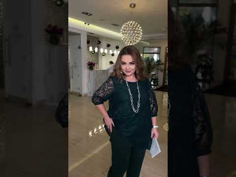 Жіночий святковий костюм: гіпюрова блуза-розлітайка та завужені штани, батал великі розміри, видео 1