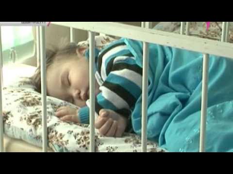 Выброшенные новорожденные младенцы. Ребенка выбросили на улицу. Ребенка выбросили на улицу. Брошенный новорожденный ребенок. Выбросила ребенка на улицу.