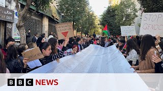 Palestinians in West Bank call for ceasefire | BBC News
