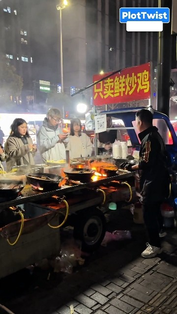 Chef Ini Sekali Masak Langsung 5 Wajan! Gokil! #kaki5 #masak #jualan #langsung 5 wajan #china
