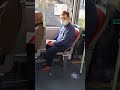 taré qui fixe dans le bus