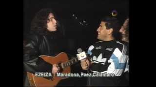 Calamaro y Fito Paez cantan delante de Maradona