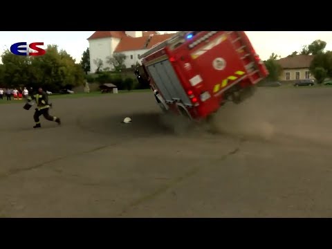 Feuerwehrfahrzeug kippt bei Übung durch zu hohe Geschwindigkeit um - Ansicht #2