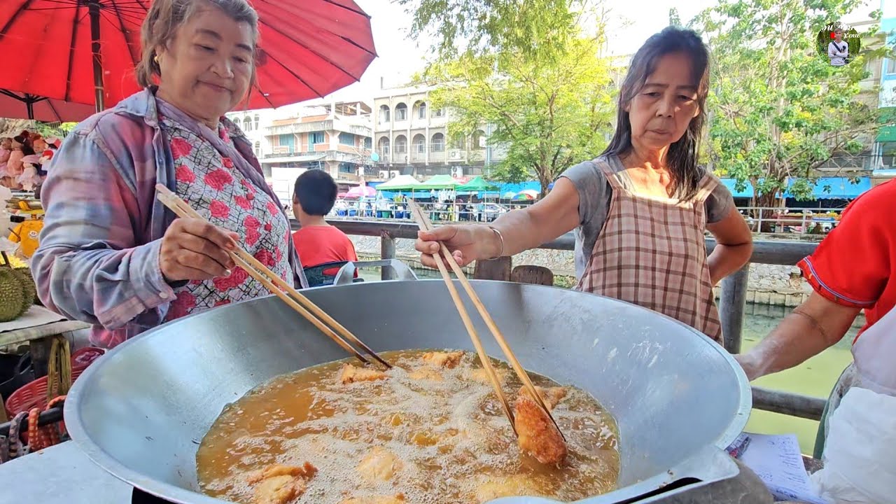 ขายดีทอดไม่ทัน จนต้องแจกบัตรคิว เตียวเอี่ยวก้วยขนมจีนโบราณ แป้งห่อไส้ทอดชิ้นละ10บาท