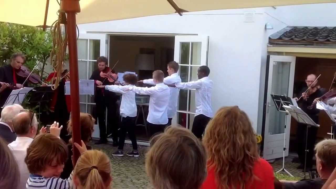 Stan Kammeijer, Alex Nishimwe, Guido Lok en Ole Hansen met Esther Apituley en haar altviolistengroep