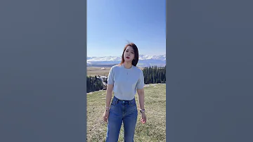 日子怎么可能和谁过都一样呢 遇到一个好的爱人 你会发现你的情绪是稳定的 安全感是不缺乏的 幸福是可以感受得到的 所以选择和谁结婚真的很重要 有的人会成为你世界里的光 而有的人 会把你世界里的光 都熄 