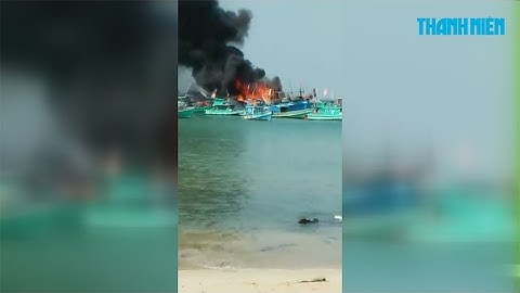 Cận cảnh tàu câu mực cháy dữ dội trên biển Phú Quốc