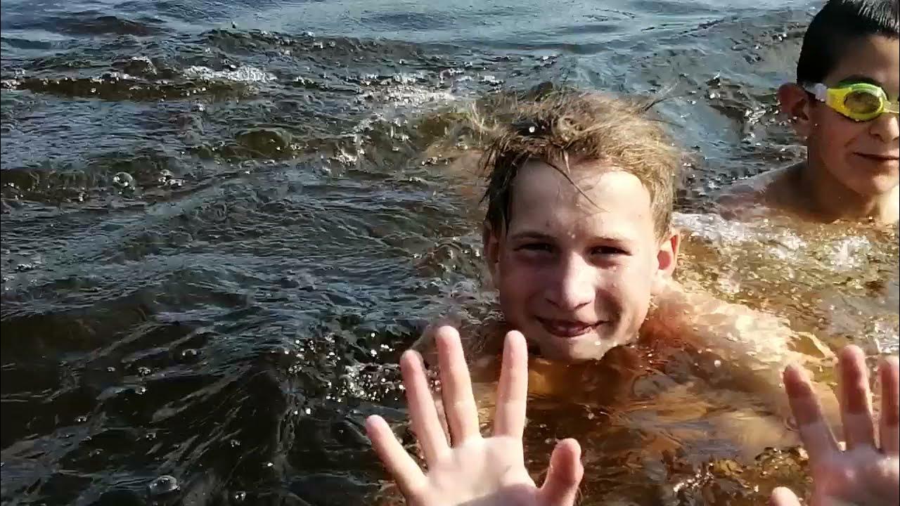 Купаются в лесу. Девушки купаются в озере. Речка в деревне. Купаются в лесу. Лесные купания эстетика.