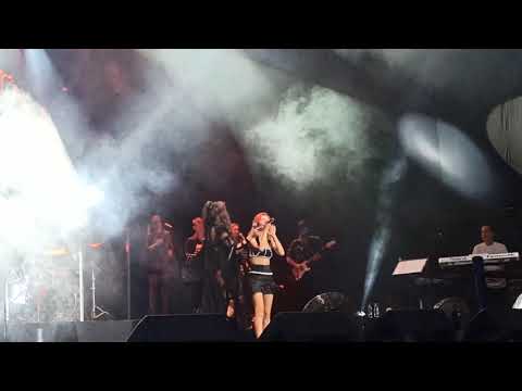 Hande Yener & Feride Hilal Akın - Romeo (Kuruçeşme Konseri)