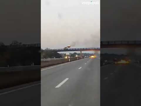 Lanzan fuego a la autopista
