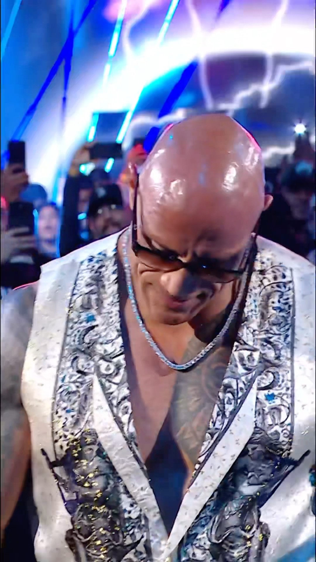 The Rock returns a young fan’s phone ☺️