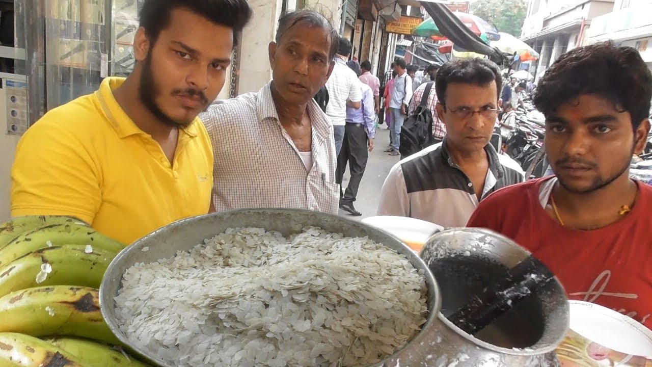 DOI CHIRE KOLA - Best Kolkata Rare Street Food in Rainy Season - Flattened Rice with Curd & Banana | Indian Food Loves You