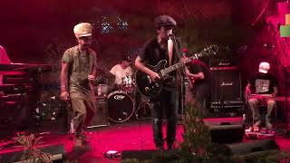 Aray Daulay (feat. Ras Mahamad) Terjebak di pulau yang indah Live