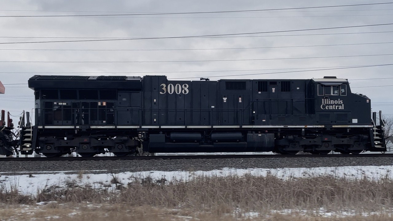 Pacing CN 3008 (Illinois Central Heritage Unit) in West Normantown, IL