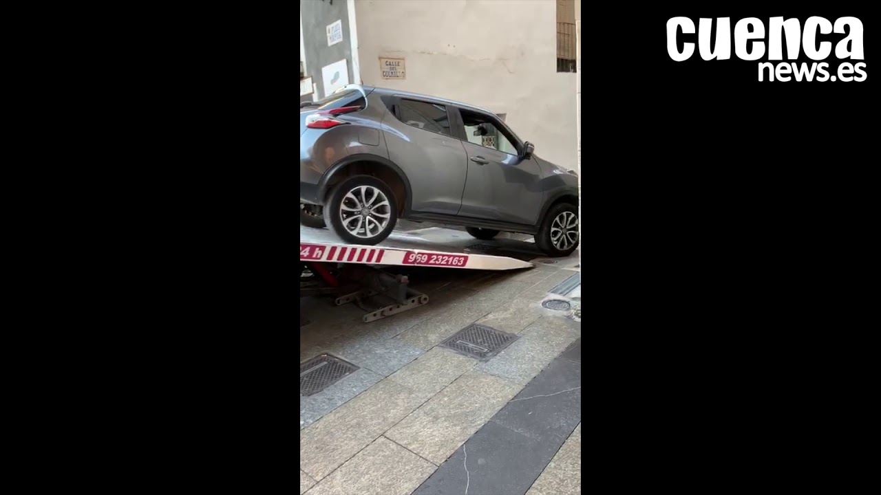 Un coche queda atascado en las escaleras de la Plaza Mayor con la calle ...