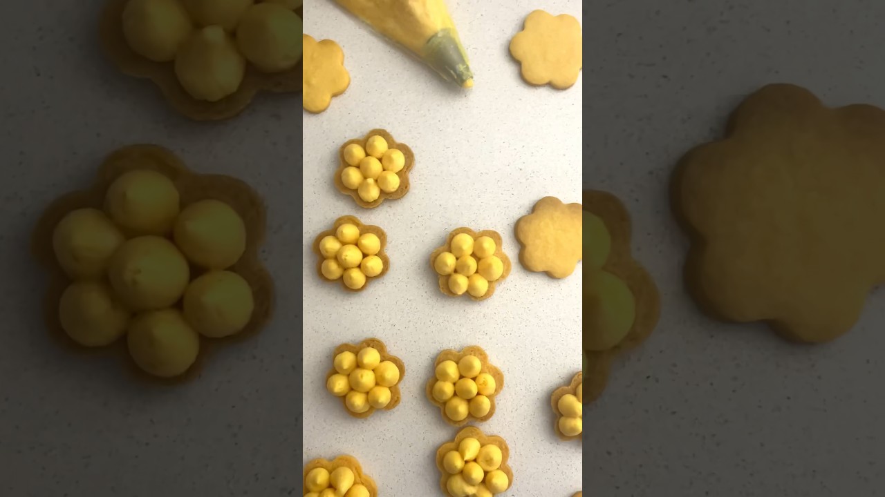 Piping buttercream onto these Custard Creams is kinda therapeutic! 