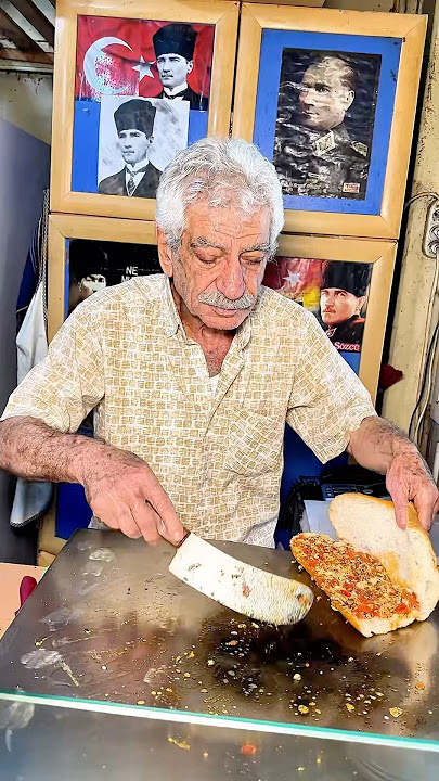 “55 Yıllık Lezzet Geleneği: Ütü Tostun Mucidi Tahsin Amca ile Efsane Tost Deneyimi!”